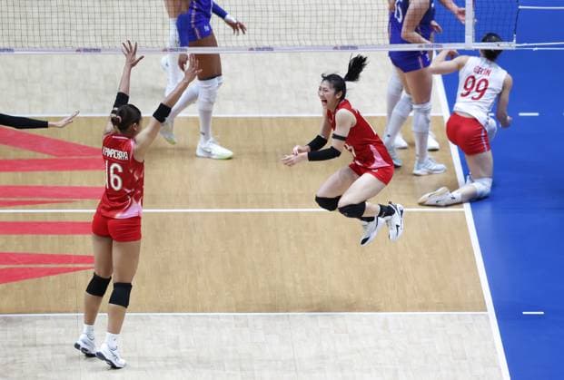 (250608) -- BEIJING, June 8, 2025 -- Thailand s Natthanicha Jaisaen (Front R) of Thailand celebrates during the Pool 3 match between France and Thailand at the Women s Volleyball Nations League (VNL) 2025 at the National Indoor Stadium in Beijing, China, June 8, 2025. ) (SP)CHINA-BEIJING-VOLLEYBALL-VNL-FRANCE VS THAILAND (CN) LuoxYuan 