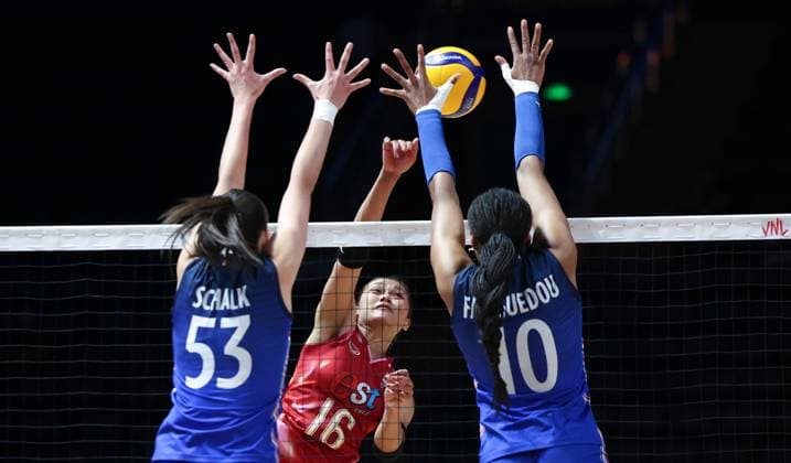 (250608) -- BEIJING, June 8, 2025 -- Thailand s Pimpichaya Kokram (C) spikes the ball during the Pool 3 match between France and Thailand at the Women s Volleyball Nations League (VNL) 2025 at the National Indoor Stadium in Beijing, China, June 8, 2025. ) (SP)CHINA-BEIJING-VOLLEYBALL-VNL-FRANCE VS THAILAND (CN) LuoxYuan 