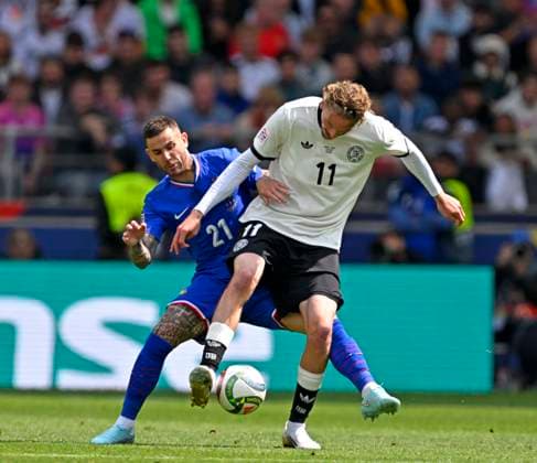 08.06.2025, Fussball UEFA Nations League 2024 25, Spiel um Platz 3, Deutschland - Frankreich, in der MHP-Arena Stuttgart, v.l. Lucas Hernandez (Frankreich) gegen Nick Woltemade (Deutschland)