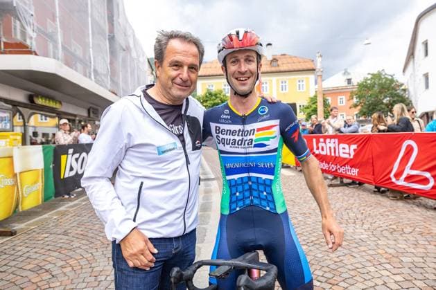 08.06.2025, Lienz, AUT, 37. Dolomitenradrundfahrt, 10. SuperGiroDolomiti, im Bild v.l. Franz Theurl (Obmann Tourismusverband Osttirol), Rene Pammer (AUT, 1, Platz 110km Dolomitenradrundfahrt) left to right: Franz Theurl (Chairman of the East Tyrol Tourist Board) Rene Pammer (AUT 1st Placed 110km Dolomitenradrundfahrt) during the 37th Dolomite Cycling Tour and 10th SuperGiroDolomiti. Lienz, Austria on 2025 06 08. Expa Lienz