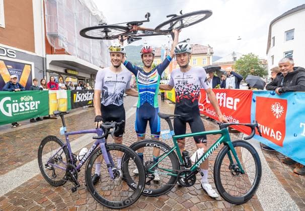 08.06.2025, Lienz, AUT, 37. Dolomitenradrundfahrt, 10. SuperGiroDolomiti, im Bild Jan Kattanek (GER, 2, Platz 110km Dolomitenradrundfahrt), Rene Pammer (AUT, Sieger 110km Dolomitenradrundfahrt), Simon Schupfer (AUT, 3, Platz 110km Dolomitenradrundfahrt) Jan Kattanek (GER 2nd placed 110km Dolomitenradrundfahrt) Rene Pammer (AUT race winner 110km Dolomitenradrundfahrt) Simon Schupfer (AUT third placed 110km Dolomitenradrundfahrt) during the 37th Dolomite Cycling Tour and 10th SuperGiroDolomiti. Lienz, Austria on 2025 06 08. Expa Lienz