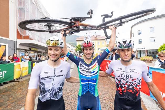 08.06.2025, Lienz, AUT, 37. Dolomitenradrundfahrt, 10. SuperGiroDolomiti, im Bild Jan Kattanek (GER, 2, Platz 110km Dolomitenradrundfahrt), Rene Pammer (AUT, Sieger 110km Dolomitenradrundfahrt), Simon Schupfer (AUT, 3, Platz 110km Dolomitenradrundfahrt) Jan Kattanek (GER 2nd placed 110km Dolomitenradrundfahrt) Rene Pammer (AUT race winner 110km Dolomitenradrundfahrt) Simon Schupfer (AUT third placed 110km Dolomitenradrundfahrt) during the 37th Dolomite Cycling Tour and 10th SuperGiroDolomiti. Lienz, Austria on 2025 06 08. Expa Lienz