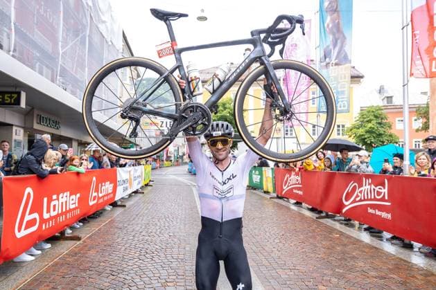 08.06.2025, Lienz, AUT, 37. Dolomitenradrundfahrt, 10. SuperGiroDolomiti, im Bild Jack Burke (CAN, Sieger Super Giro Dolomiti) Jack Burke (CAN winner Super Giro Dolomiti) during the 37th Dolomite Cycling Tour and 10th SuperGiroDolomiti. in Lienz, Austria on 2025 06 08. Expa Lienz