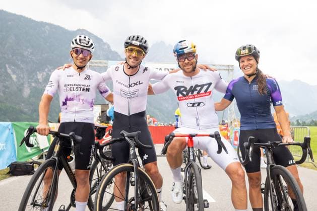 08.06.2025, Lienz, AUT, 37. Dolomitenradrundfahrt, 10. SuperGiroDolomiti, im Bild v.l. Philip Handl (AUT), Jack Burke (CAN), Benjamin Karl (AUT), Bianca Somavilla (AUT) left to right: Philip Handl (AUT) Jack Burke (CAN) Benjamin Karl (AUT) Bianca Somavilla (AUT) during the 37th Dolomite Cycling Tour and 10th SuperGiroDolomiti. in Lienz, Austria on 2025 06 08. Expa Lienz