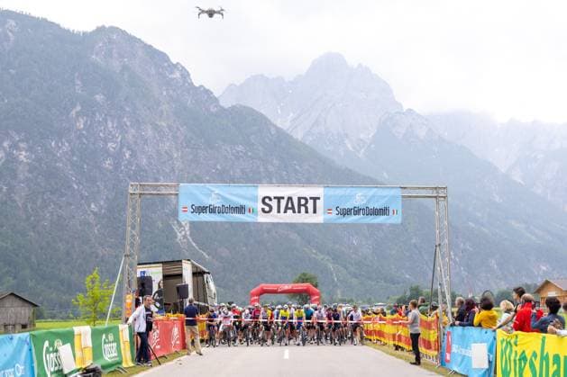 08.06.2025, Lienz, AUT, 37. Dolomitenradrundfahrt, 10. SuperGiroDolomiti, im Bild Übersicht Start Super Giro Dolomiti Overview Start Super Giro Dolomiti during the 37th Dolomite Cycling Tour and 10th SuperGiroDolomiti. in Lienz, Austria on 2025 06 08. Expa Lienz