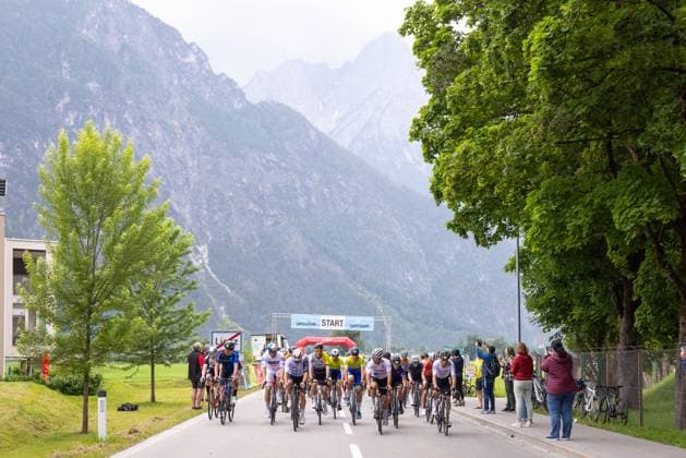 08.06.2025, Lienz, AUT, 37. Dolomitenradrundfahrt, 10. SuperGiroDolomiti, im Bild das Feld in Lienz Super Giro Dolomiti the Peleton at Lienz during the 37th Dolomite Cycling Tour and 10th SuperGiroDolomiti. in Lienz, Austria on 2025 06 08. Expa Lienz