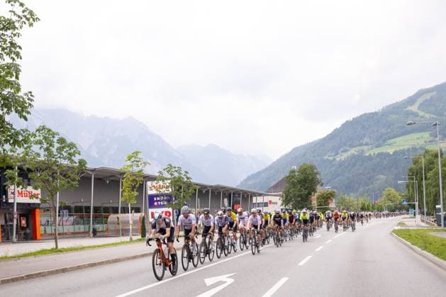 08.06.2025, Lienz, AUT, 37. Dolomitenradrundfahrt, 10. SuperGiroDolomiti, im Bild das Feld in Lienz Super Giro Dolomiti the Peleton at Lienz during the 37th Dolomite Cycling Tour and 10th SuperGiroDolomiti. in Lienz, Austria on 2025 06 08. Expa Lienz