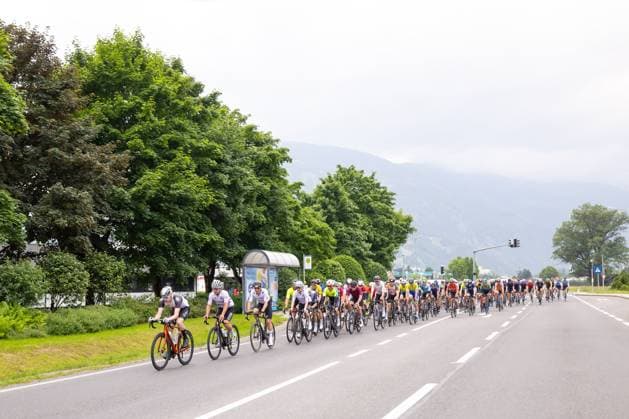 08.06.2025, Lienz, AUT, 37. Dolomitenradrundfahrt, 10. SuperGiroDolomiti, im Bild das Feld in Lienz Super Giro Dolomiti the Peleton at Lienz during the 37th Dolomite Cycling Tour and 10th SuperGiroDolomiti. in Lienz, Austria on 2025 06 08. Expa Lienz