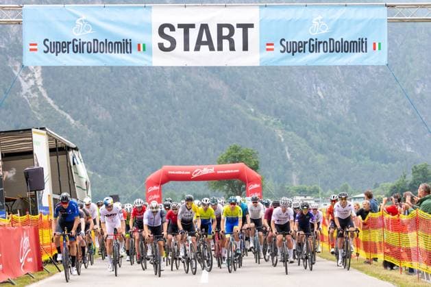 08.06.2025, Lienz, AUT, 37. Dolomitenradrundfahrt, 10. SuperGiroDolomiti, im Bild Übersicht Start Super Giro Dolomiti Overview Start Super Giro Dolomiti during the 37th Dolomite Cycling Tour and 10th SuperGiroDolomiti. in Lienz, Austria on 2025 06 08. Expa Lienz