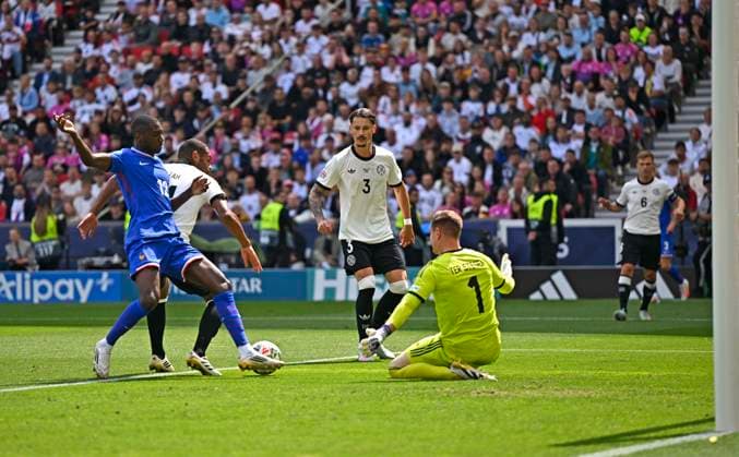08.06.2025, Fussball UEFA Nations League 2024 25, Spiel um Platz 3, Deutschland - Frankreich, in der MHP-Arena Stuttgart, v.l. Randal Kolo Muani (Frankreich) gegen Torwart Marc Andre ter-Stegen (Deutschland)