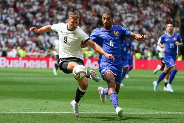 UEFA Nations League Spiel um Platz 3 - 24 25 - Deutschland - Frankreich am 08.06.2025 in der MHP Arena in Stuttgart Loic Bade (Frankreich 4) im Zweikampf gegen Niclas Füllkrug Fuellkrug Fullkrug (Deutschland 9).