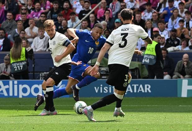 08.06.2025, xsltx, Fussball UEFA Nations League Platz 3, Deutschland - Frankreich v.l. Joshua Kimmich (Deutsche Fussball Nationalmannschaft DFB), Kylian Mbappe (Frankreich), Robin Koch (Deutsche Fussball Nationalmannschaft DFB) (DFL DFB REGULATIONS PROHIBIT ANY USE OF PHOTOGRAPHS as IMAGE SEQUENCES and or QUASI-VIDEO) Stuttgart