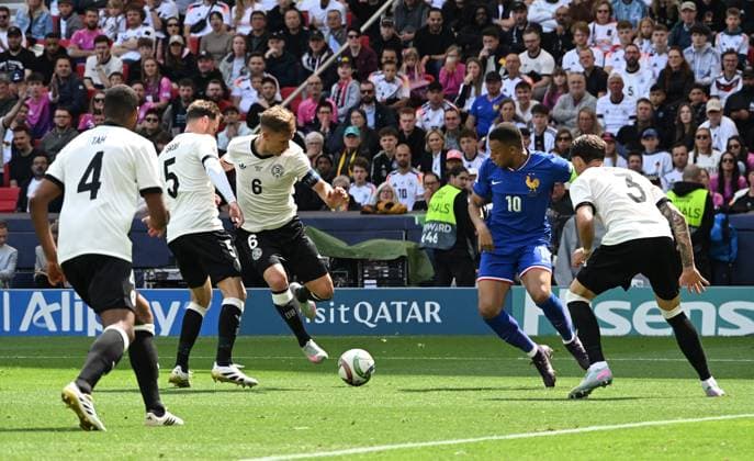 08.06.2025, xsltx, Fussball UEFA Nations League Platz 3, Deutschland - Frankreich v.l. Jonathan Tah (Deutsche Fussball Nationalmannschaft DFB), Pascal Groß Gross (Deutsche Fussball Nationalmannschaft DFB),. Joshua Kimmich (Deutsche Fussball Nationalmannschaft DFB), Kylian Mbappe (Frankreich), Robin Koch (Deutsche Fussball Nationalmannschaft DFB) (DFL DFB REGULATIONS PROHIBIT ANY USE OF PHOTOGRAPHS as IMAGE SEQUENCES and or QUASI-VIDEO) Stuttgart