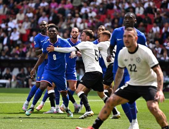 Sport Bilder des Tages 08.06.2025, Fussball UEFA Nations League 2024 25, Spiel um Platz 3, Deutschland - Frankreich, in der MHP-Arena Stuttgart, v.l. Aurelien Tchouameni (Frankreich) gegen Pascal Gross (Deutschland)