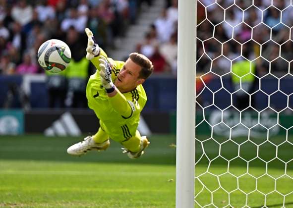 08.06.2025, Fussball UEFA Nations League 2024 25, Spiel um Platz 3, Deutschland - Frankreich, in der MHP-Arena Stuttgart, Torwart Marc Andre ter-Stegen (Deutschland) hechtet dem Ball hinterher