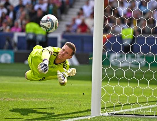 08.06.2025, Fussball UEFA Nations League 2024 25, Spiel um Platz 3, Deutschland - Frankreich, in der MHP-Arena Stuttgart, Torwart Marc Andre ter-Stegen (Deutschland) hechtet dem Ball hinterher