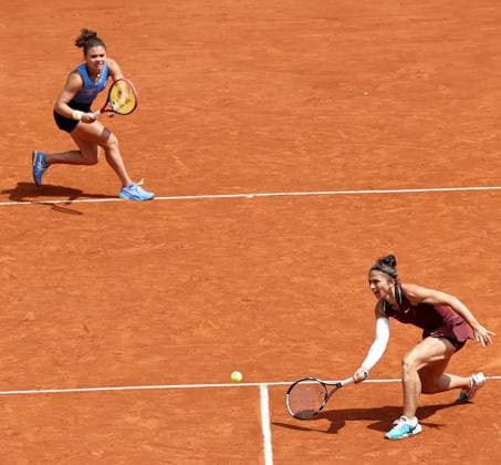 (250608) -- PARIS, June 8, 2025 -- Sara Errani (R) Jasmine Paolini compete during the women s doubles final between Anna Danilina of Kazakstan Aleksandra Krunic of Serbia and Sara Errani Jasmine Paolini of Italy at the French Open tennis tournament at Roland Garros, Paris, France, June 8, 2025. ) (SP)FRANCE-PARIS-TENNIS-FRENCH OPEN-WOMEN S DOUBLES-FINAL LixJing 