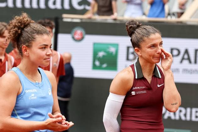 (250608) -- PARIS, June 8, 2025 -- Winners Sara Errani (R) Jasmine Paolini react during the awarding ceremony after the women s doubles final between Anna Danilina of Kazakstan Aleksandra Krunic of Serbia and Sara Errani Jasmine Paolini of Italy at the French Open tennis tournament at Roland Garros, Paris, France, June 8, 2025. ) (SP)FRANCE-PARIS-TENNIS-FRENCH OPEN-WOMEN S DOUBLES-FINAL LixJing 