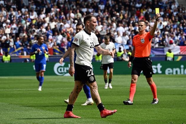 08.06.2025, xsltx, Fussball UEFA Nations League Platz 3, Deutschland - Frankreich v.l. David Raum (Deutsche Fussball Nationalmannschaft DFB), Gelbe Karte fuer, receive a yellow card , Schiedsrichter Ivan Kruzliak (Slowakei) (DFL DFB REGULATIONS PROHIBIT ANY USE OF PHOTOGRAPHS as IMAGE SEQUENCES and or QUASI-VIDEO) Stuttgart