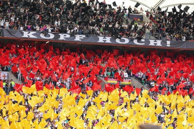 UEFA Nations League Spiel um Platz 3 - 24 25 - Deutschland - Frankreich am 08.06.2025 in der MHP Arena in Stuttgart Fans der deutschen Nationalmannschaft mit einer Choreografie Choreografie zu Spielbeginn.