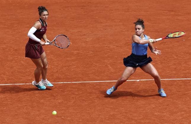 (250608) -- PARIS, June 8, 2025 -- Sara Errani Jasmine Paolini (R) compete during the women s doubles final between Anna Danilina of Kazakstan Aleksandra Krunic of Serbia and Sara Errani Jasmine Paolini of Italy at the French Open tennis tournament at Roland Garros, Paris, France, June 8, 2025. ) (SP)FRANCE-PARIS-TENNIS-FRENCH OPEN-WOMEN S DOUBLES-FINAL LixJing 