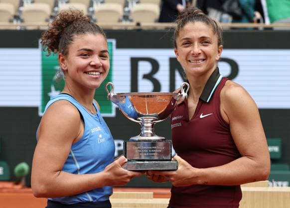 (250608) -- PARIS, June 8, 2025 -- Winners Sara Errani (R) Jasmine Paolini pose during the awarding ceremony after the women s doubles final between Anna Danilina of Kazakstan Aleksandra Krunic of Serbia and Sara Errani Jasmine Paolini of Italy at the French Open tennis tournament at Roland Garros, Paris, France, June 8, 2025. ) (SP)FRANCE-PARIS-TENNIS-FRENCH OPEN-WOMEN S DOUBLES-FINAL LixJing 
