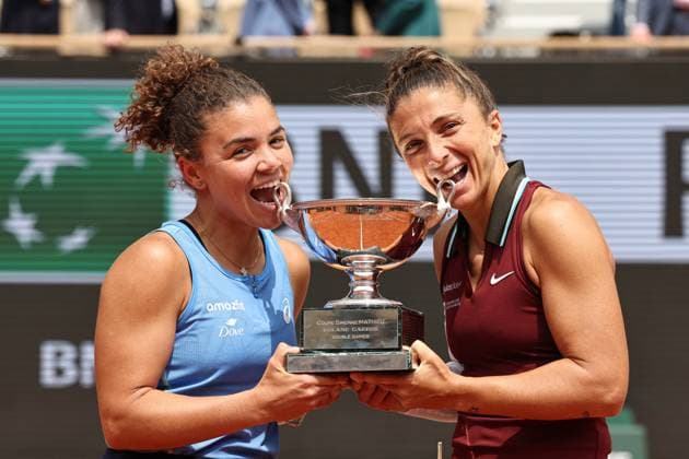 Bilder des Jahres 2025, Sport 06 Juni (250608) -- PARIS, June 8, 2025 -- Winners Sara Errani (R) Jasmine Paolini celebrate during the awarding ceremony after the women s doubles final between Anna Danilina of Kazakstan Aleksandra Krunic of Serbia and Sara Errani Jasmine Paolini of Italy at the French Open tennis tournament at Roland Garros, Paris, France, June 8, 2025. ) (SP)FRANCE-PARIS-TENNIS-FRENCH OPEN-WOMEN S DOUBLES-FINAL LixJing 