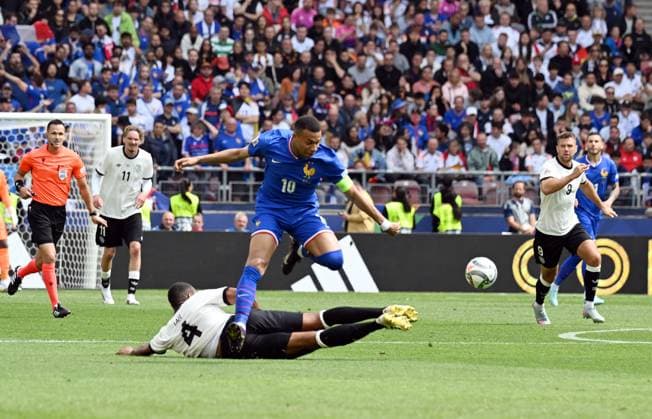 08.06.2025, xsltx, Fussball UEFA Nations League Platz 3, Deutschland - Frankreich v.l. Jonathan Tah (Deutsche Fussball Nationalmannschaft DFB), Kylian Mbappe (Frankreich) (DFL DFB REGULATIONS PROHIBIT ANY USE OF PHOTOGRAPHS as IMAGE SEQUENCES and or QUASI-VIDEO) Stuttgart