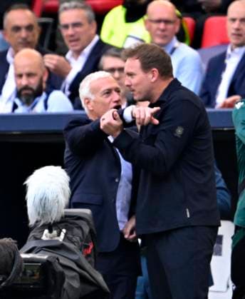 08.06.2025, Fussball UEFA Nations League 2024 25, Spiel um Platz 3, Deutschland - Frankreich, in der MHP-Arena Stuttgart, Trainer Didier Deschamps (Frankreich) und Trainer Julian Nagelsmann (Deutschland) diskutieren