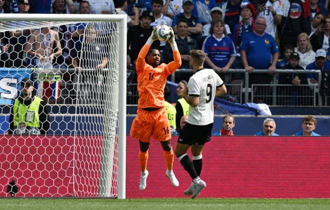 08.06.2025, xsltx, Fussball UEFA Nations League Platz 3, Deutschland - Frankreich v.l. Mike Maignan (Frankreich), Niclas Füllkrug (Deutsche Fussball Nationalmannschaft DFB) (DFL DFB REGULATIONS PROHIBIT ANY USE OF PHOTOGRAPHS as IMAGE SEQUENCES and or QUASI-VIDEO) Stuttgart