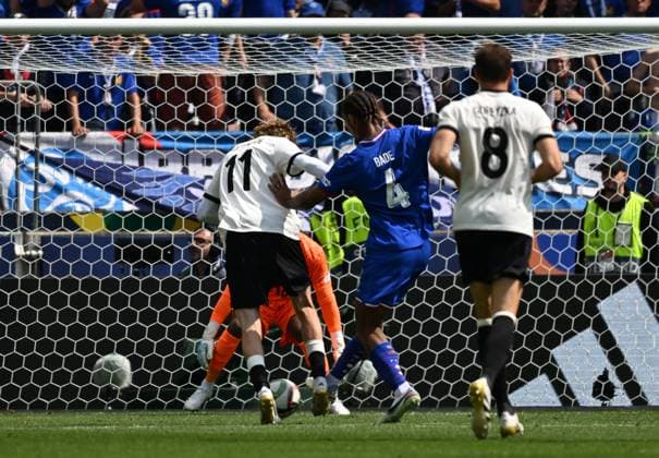 08.06.2025, xsltx, Fussball UEFA Nations League Platz 3, Deutschland - Frankreich v.l. Nick Woltermade (Deutsche Fussball Nationalmannschaft DFB), Loic Digne (Frankreich) (DFL DFB REGULATIONS PROHIBIT ANY USE OF PHOTOGRAPHS as IMAGE SEQUENCES and or QUASI-VIDEO) Stuttgart