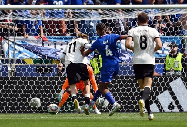 08.06.2025, xsltx, Fussball UEFA Nations League Platz 3, Deutschland - Frankreich v.l. Nick Woltermade (Deutsche Fussball Nationalmannschaft DFB), Loic Digne (Frankreich) (DFL DFB REGULATIONS PROHIBIT ANY USE OF PHOTOGRAPHS as IMAGE SEQUENCES and or QUASI-VIDEO) Stuttgart