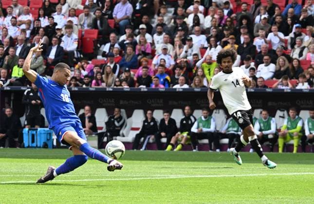 08.06.2025, xsltx, Fussball UEFA Nations League Platz 3, Deutschland - Frankreich v.l. Kylian Mbappe (Frankreich), Karim Adeyemi (Deutsche Fussball Nationalmannschaft DFB) (DFL DFB REGULATIONS PROHIBIT ANY USE OF PHOTOGRAPHS as IMAGE SEQUENCES and or QUASI-VIDEO) Stuttgart