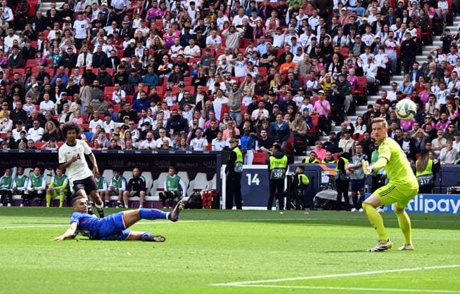 08.06.2025, xsltx, Fussball UEFA Nations League Platz 3, Deutschland - Frankreich v.l. Karim Adeyemi (Deutsche Fussball Nationalmannschaft DFB), Kylian Mbappe (Frankreich), Marc-Andre ter Stegen (Deutsche Fussball Nationalmannschaft DFB) (DFL DFB REGULATIONS PROHIBIT ANY USE OF PHOTOGRAPHS as IMAGE SEQUENCES and or QUASI-VIDEO) Stuttgart