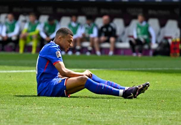 08.06.2025, Fussball UEFA Nations League 2024 25, Spiel um Platz 3, Deutschland - Frankreich, in der MHP-Arena Stuttgart, Kylian Mbappe (Frankreich) am Boden.