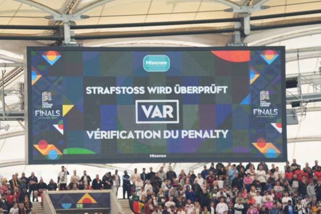 VAR prüft den Elfmeter - Stuttgart 08.06.2025: Deutschland vs. Frankreich, Nations League Finals, Spiel um Platz 3, M3, MHP Arena