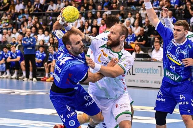 TVB Stuttgart - SC DHfK Leipzig; Stuttgart, 08.06.2025 Lukaus Laube (Stuttgart 24) gegen Moritz Preuss (Leipzig 24) ; Stuttgart, 08.06.2025 - 34. Spieltag der Handball-Bundesliga, TVB Stuttgart - SC DHfK Leipzig, Porsche-Arena, Stuttgart. Copyright: xBEAUTIFULxSPORTS Märklx