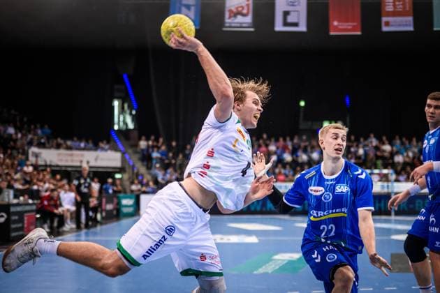 Andri Mar Runarsson (SC DHfK Leipzig, 04) - Sprung in den Kreis dahinter Torben Matzken (TVB Stuttgart, 22) GER, TVB Stuttgart - SC DHfK Leipzig, DAIKIN HBL, Handball, Bundesliga, 34. Spieltag, Spielzeit 2024 2025, 08.06.2025 GER, TVB Stuttgart - SC DHfK Leipzig, DAIKIN HBL, Handball, Bundesliga, 34. Spieltag, Spielzeit 2024 2025, 08.06.2025 Stuttgart Copyright: xSandyxDinkelackerx EP_SDR