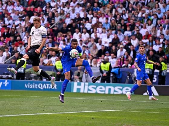 08.06.2025, Fussball UEFA Nations League 2024 25, Spiel um Platz 3, Deutschland - Frankreich, in der MHP-Arena Stuttgart, v.l. Josua Kimmich (Deutschland) gegen Kylian Mbappe (Frankreich)