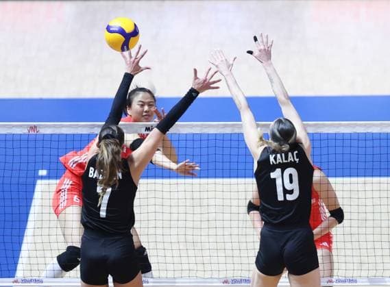 (250608) -- BEIJING, June 8, 2025 -- China s Gong Xiangyu (Top) spikes the ball during the Pool 3 match between China and T¨¹rkiye at the Women s Volleyball Nations League (VNL) 2025 Beijing at the National Indoor Stadium in Beijing, China, June 8, 2025. ) (SP)CHINA-BEIJING-VOLLEYBALL-VNL-CHINA VS T?RKIYE (CN) LuoxYuan 