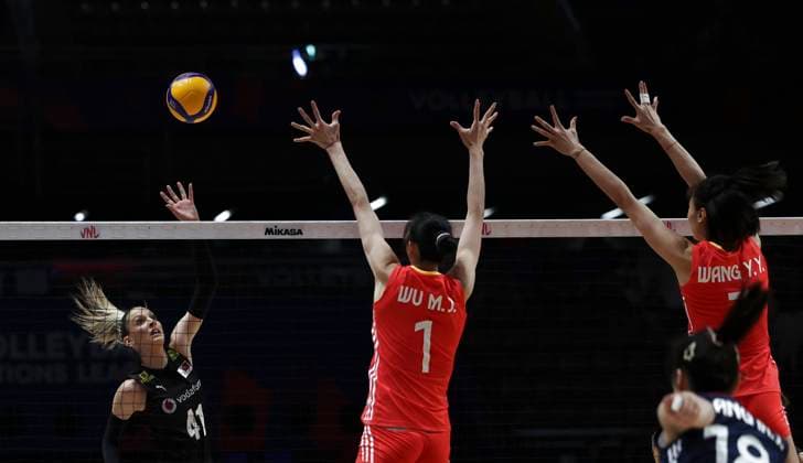 Sport Bilder des Tages (250608) -- BEIJING, June 8, 2025 -- T¨¹rkiye s Aleksia Karutasu (L) spikes the ball during the Pool 3 match between China and T¨¹rkiye at the Women s Volleyball Nations League (VNL) 2025 Beijing at the National Indoor Stadium in Beijing, China, June 8, 2025. ) (SP)CHINA-BEIJING-VOLLEYBALL-VNL-CHINA VS T?RKIYE (CN) HanxYan 