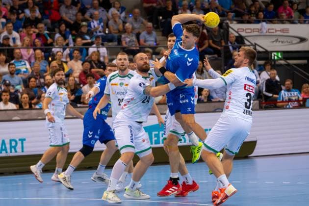 Handball I Herren I Saison 2024-2025 I Bundesliga I 34. Spieltag I TVB Stuttgart - SC DHfK Leipzig I 08.06.2025 Max Häfner (3, TVB Stuttgart) im Wurf verteidigt von Moritz Preuss (24, SC DHfK Leipzig) und Franz Semper (32, SC DHfK Leipzig) Stuttgart Porsche Arena Baden-Württemberg Deutschland Copyright: xLobeca MaxxPetershansx