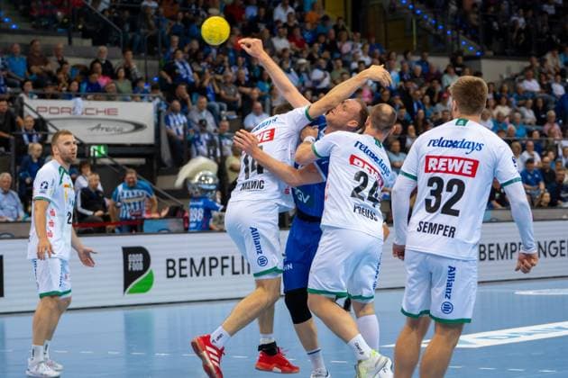 Handball I Herren I Saison 2024-2025 I Bundesliga I 34. Spieltag I TVB Stuttgart - SC DHfK Leipzig I 08.06.2025 Lenny Rubin (44, TVB Stuttgart) verteidigt von Marko Mamic (14, SC DHfK Leipzig) und Moritz Preuss (24, SC DHfK Leipzig) Stuttgart Porsche Arena Baden-Württemberg Deutschland Copyright: xLobeca MaxxPetershansx