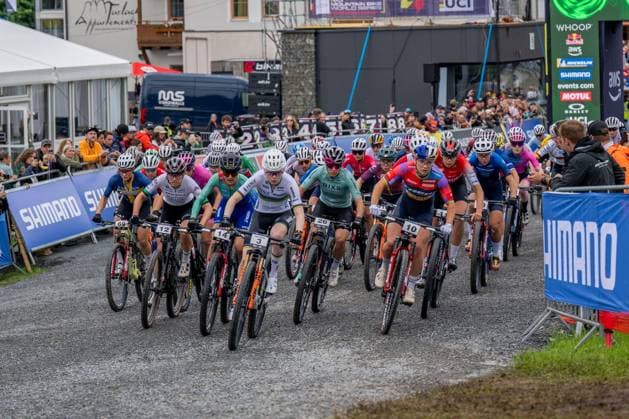 MOUNTAINBIKE - UCI MTB World Series LEOGANG,AUSTRIA,08.JUN.25 - CYCLING, MOUNTAIN BIKE - UCI Mountainbike World Cup, Cross-Country Olympic. Image shows the peloton at the start.  GEPAxpictures xWolfgangxKofler