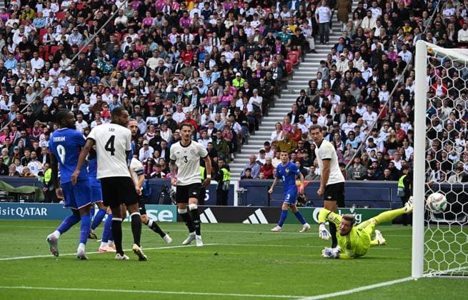 08.06.2025, xsltx, Fussball UEFA Nations League Platz 3, Deutschland - Frankreich v.l. Kylian Mbappe (Frankreich), Joshua Kimmich (Deutsche Fussball Nationalmannschaft DFB), Leon Goretzka (Deutsche Fussball Nationalmannschaft DFB), Marc-Andre ter Stegen (Deutsche Fussball Nationalmannschaft DFB) Goal scored, erzielt das Tor zum 0:1 (DFL DFB REGULATIONS PROHIBIT ANY USE OF PHOTOGRAPHS as IMAGE SEQUENCES and or QUASI-VIDEO) Stuttgart