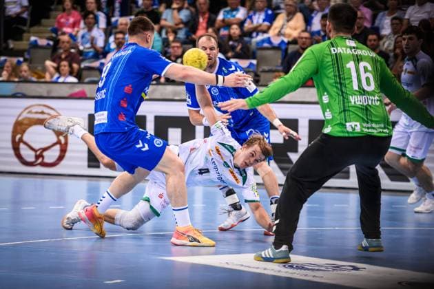 Andri Mar Runarsson (SC DHfK Leipzig, 04) vs. Gianfranco Pribetic (TVB Stuttgart, 09) und Kai Haefner (TVB Stuttgart, 34), Schlussmann Stuttgart: Miljan Vujovic (TVB Stuttgart, 16) GER, TVB Stuttgart - SC DHfK Leipzig, DAIKIN HBL, Handball, Bundesliga, 34. Spieltag, Spielzeit 2024 2025, 08.06.2025 GER, TVB Stuttgart - SC DHfK Leipzig, DAIKIN HBL, Handball, Bundesliga, 34. Spieltag, Spielzeit 2024 2025, 08.06.2025 Stuttgart Copyright: xSandyxDinkelackerx EP_SDR