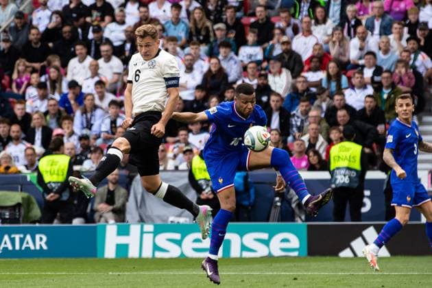 Joshua Kimmich (Deutschland, 06) im Zweikampf mit Kylian Mbappe (Frankreich, 10) GER, Deutschland vs. Frankreich, Fussball, UEFA, Nations League, Platz3, Spielzeit 2024 2025, 08.06.2025 GER, Deutschland vs. Frankreich, Fussball, UEFA, Nations League, Platz3, Spielzeit 2024 2025, 08.06.2025 Stuttgart Copyright: xEibner-Pressefoto RogerxBuerkex EP_RBE