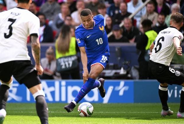 Fussball, UEFA Nations League, Spiel um Platz 3, MHP-Arena Stuttgart: Deutschland - Frankreich; Kylian Mbappe (FRA). Aktion