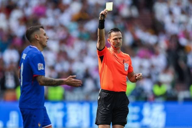 UEFA Nations League Finals 2025 Germany Spiel um Platz 3 Deutschland - Frankreich am 08.06.2025 in der Stuttgart Arena in Stuttgart Schiedsrichter Ivan Kruzliak ( Slowakei ), rechts - zeigt Lucas Digne ( Frankreich ), links - die gelbe Karte