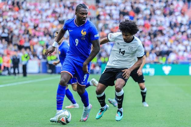 UEFA Nations League Finals 2025 Germany Spiel um Platz 3 Deutschland - Frankreich am 08.06.2025 in der Stuttgart Arena in Stuttgart Marcus Thuram ( Frankreich ), links - Karim Adeyemi (Deutschland), rechts